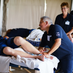 Lachende NGS-masseurs